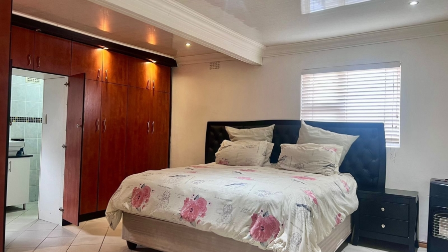 5 Bedroom Property for Sale in Woodlands Western Cape